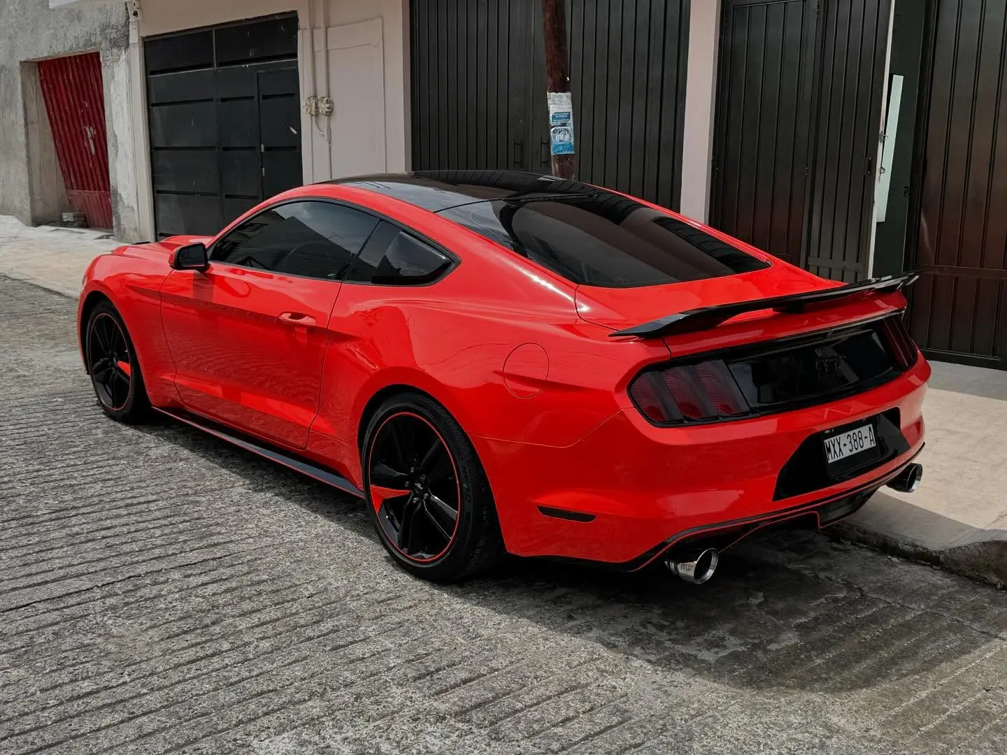 Ford Mustang rojo personalizado por Pavo’s