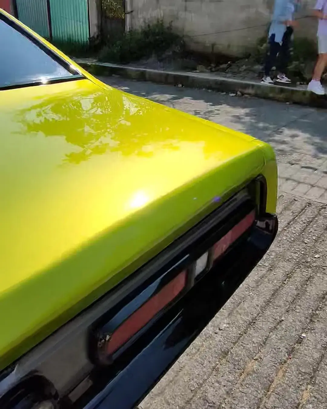 Detalle del acabado verde y franjas de un Ford Maverick restaurado por Pavo’s