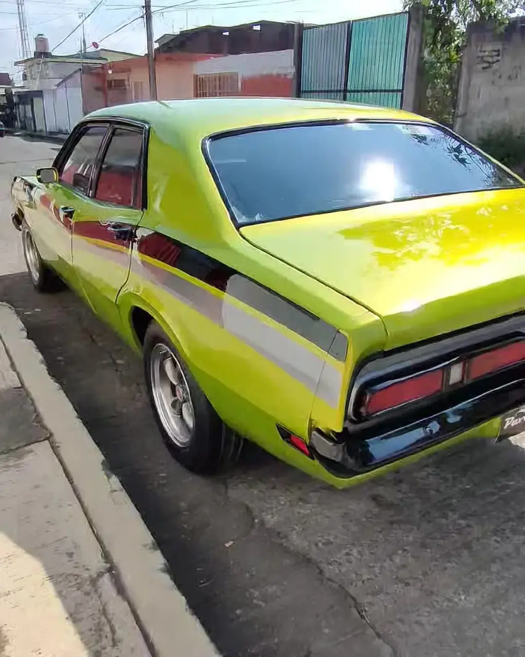 Vista trasera del Ford Maverick verde restaurado por Pavo’s